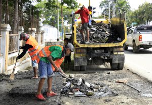 Selebra 20 maiu: pesoál saneamentu 128 hamoos Dili sai sidade moos