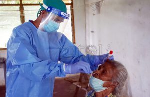 Atividade rekolla amostra teste swab COVID-19 liu ona alvu