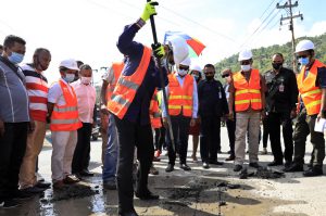PM Taur asiste teste materiál ba estrada hosi Timor Rock