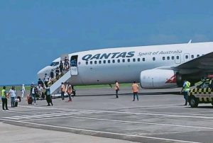 Aviaun Qantas voo Darwin-Dili lori pasajeiru 20