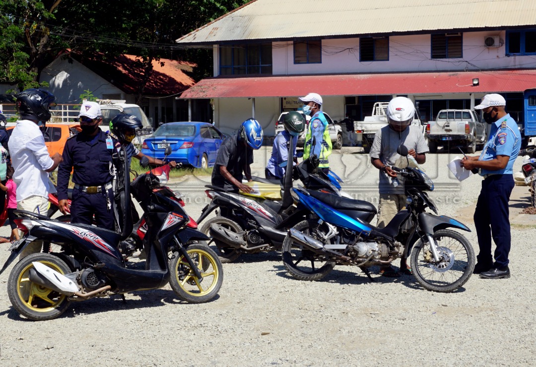 Polísia tránzitu kontinua kontrola transporte públiku uza máskara