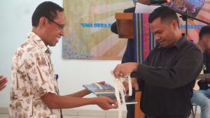 SEJD lansa livru Biologia ne’ebé profesór timor-oan nain-haat kompila