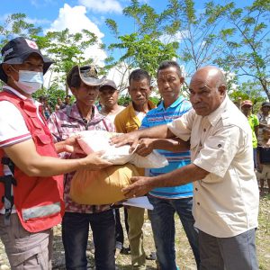 CVTL-IFRC distribui nesesidade bázika ba uma-kain 298 iha Saburai