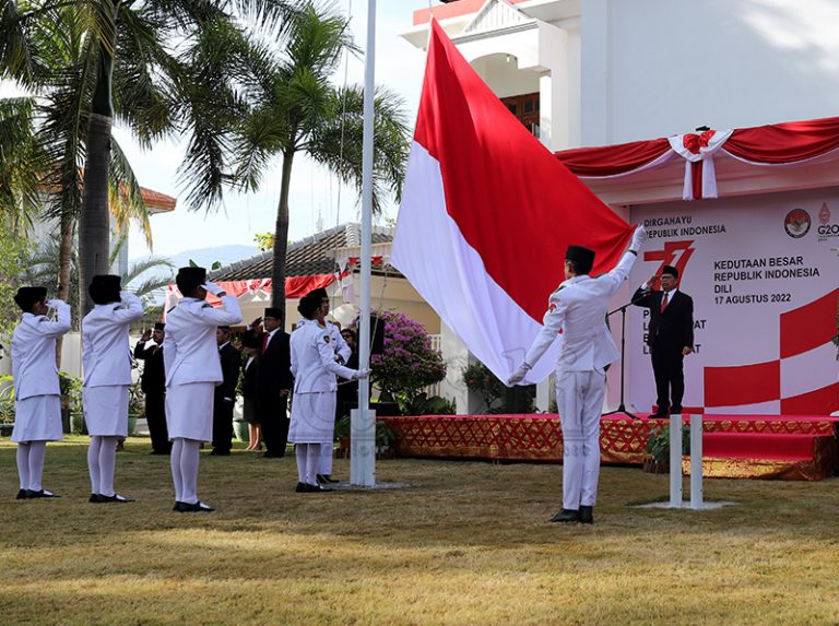 Isar Bandeira Merah Putih