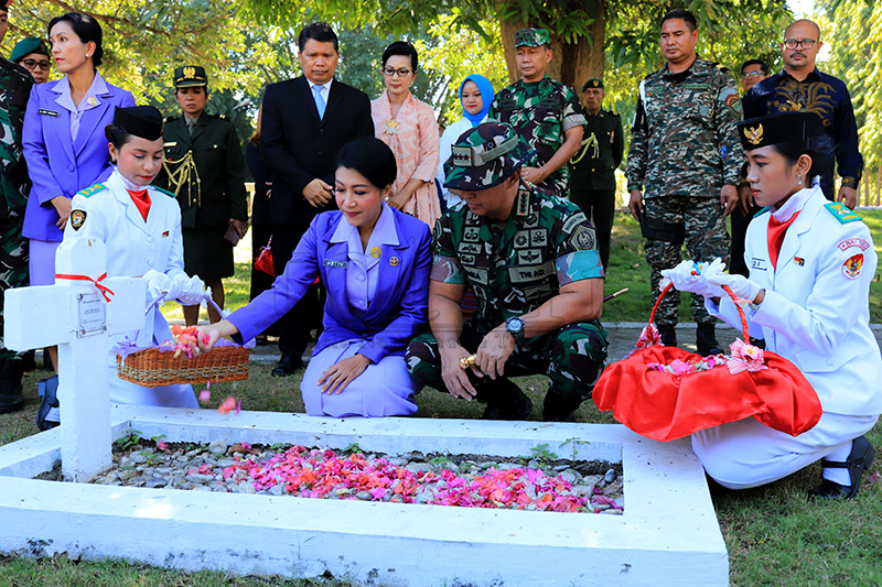 Jenerál TNI Andika Perkasa sente onradu vizita jardín eroi Seroja