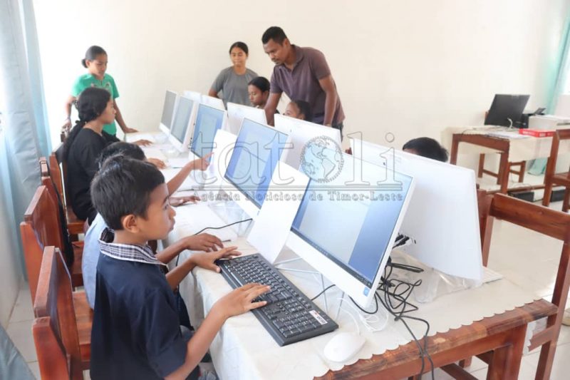 FOTO ATUÁL: Labarik sira tuir formasaun lian inglés ho komputadór iha Maliana