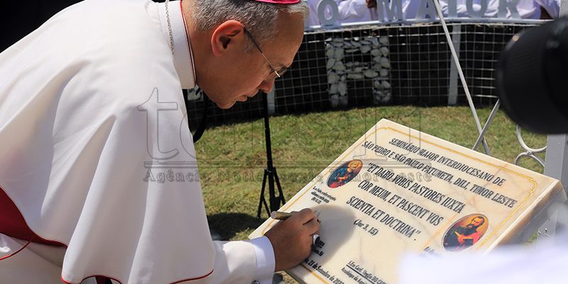 FOTO ATUÁL: Arsebispu Edgar Peña Parra, asina plaka, iha Semináriu maior Fatumeta