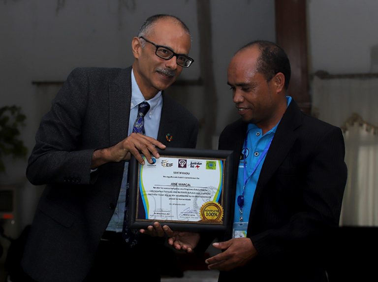 Roy Trevedi entrega sertifikadu