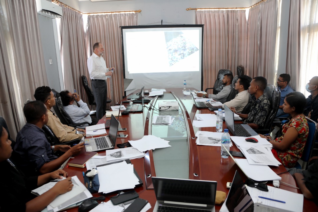 Konsultan Cowi kapasita membru PMU kona-ba jestaun lixu iha kapitál Dili