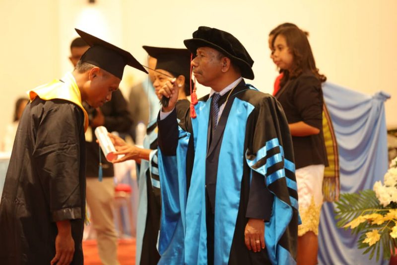 Profesór kontratadu 182 hosi RAEOA gradua ho títulu baxarelatu