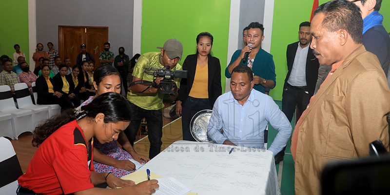 FOTO ATUÁL: Asinatura termu aseitasaun traballadór timoroan ba Korea Sul ho SEFOPE