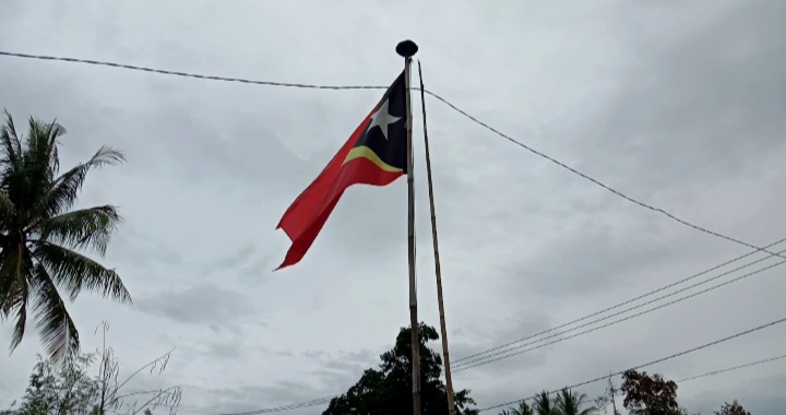 Prezidente Konsellu Veteranu Viqueque husu abitante hasa’e bandeira komemora loron proklamasaun independénsia