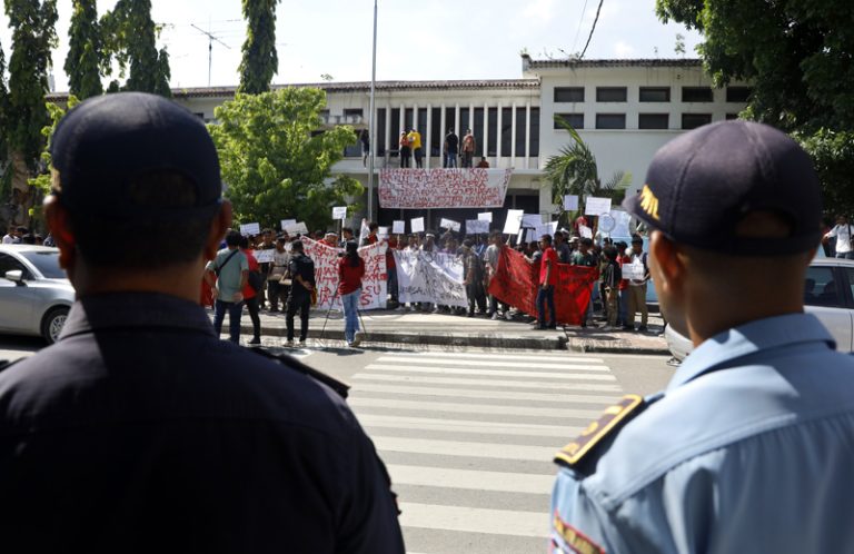 Ofisiais membru PNTL asegura hela seguransa ba estudante no joventudi sira neebe halibur an iha Aliansi Monumentu Nasional Halo asaun protes hasoru PN neebe planeia atu sosa kareta no laptop foun ba Deputadu sira.asaun nee halo iha kampus UNTL nia oin,segunda 7 November 2022.Imajen Tatoli/Antonio Daciparu