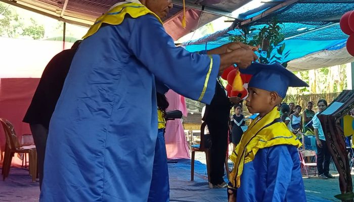 Estudante na’in-25 hosi ensinu pre-eskolár BCA simu graduasaun 