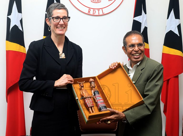 PM entrega lembransa ba