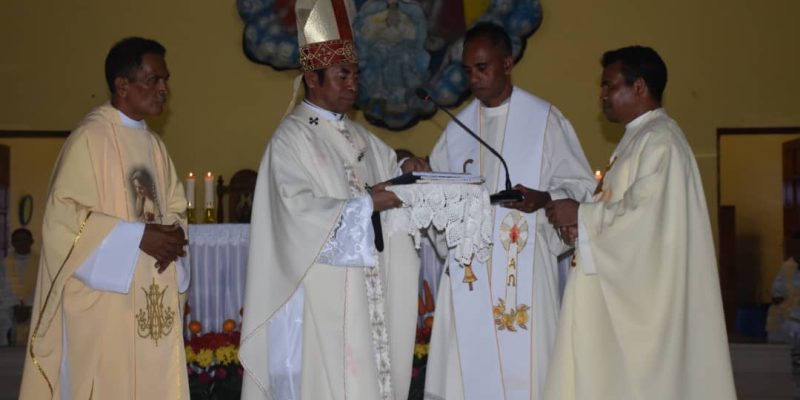 Padre Arnaldo de Deus lidera parókia Numbei Oé-Cusse