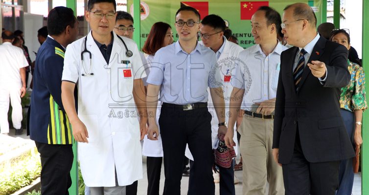 FOTO ATUÁL: Xina entrega medikamentu no ekipamentu Laparoskópika ba HNGV