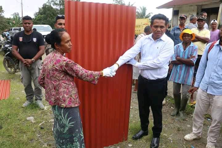 MAE distribui zinku UNP + B ba suku haat iha postu Bobonaro