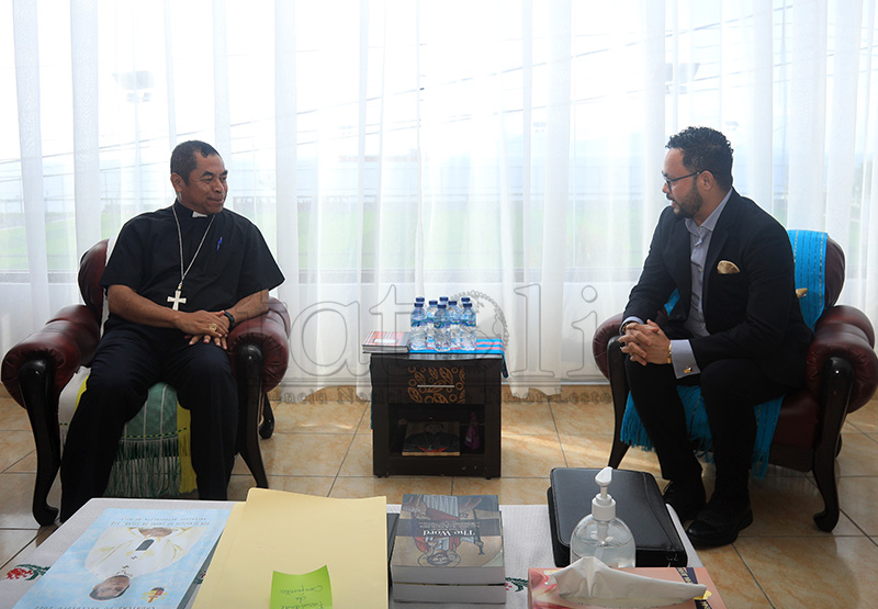 Husu apoiu uma kreda, Embaixadór Reinu-Unidu hasoru malu ho Don Virgílio Kardeál  