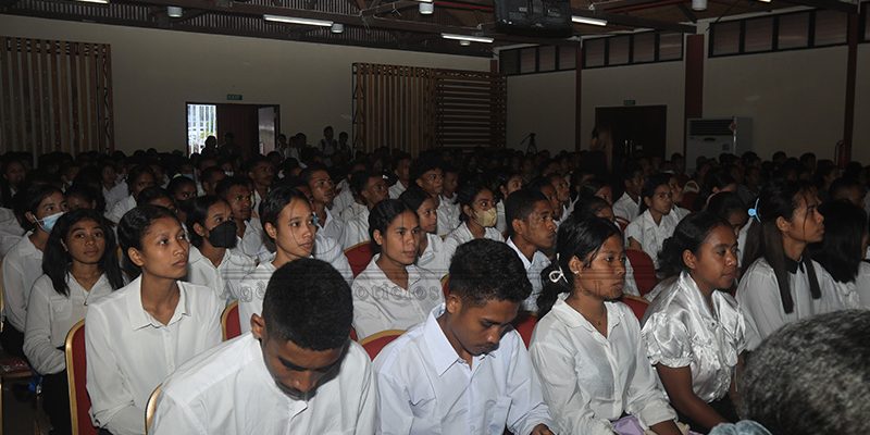 Timoroan rihun 10-resin benefisia ona Programa Bolsa Estudu husi FDCH