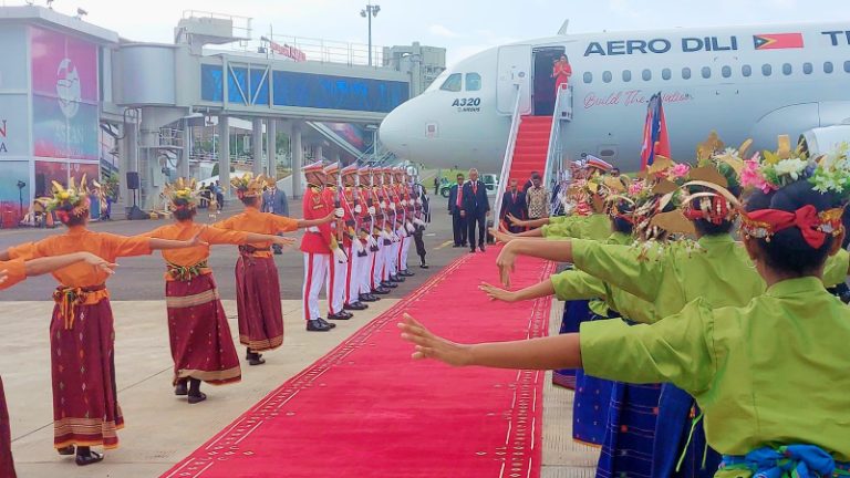 FOTO ATUÁL: Xefe Governu to’o ona Labuan Bajo ho aviaun marka Bandeira ...