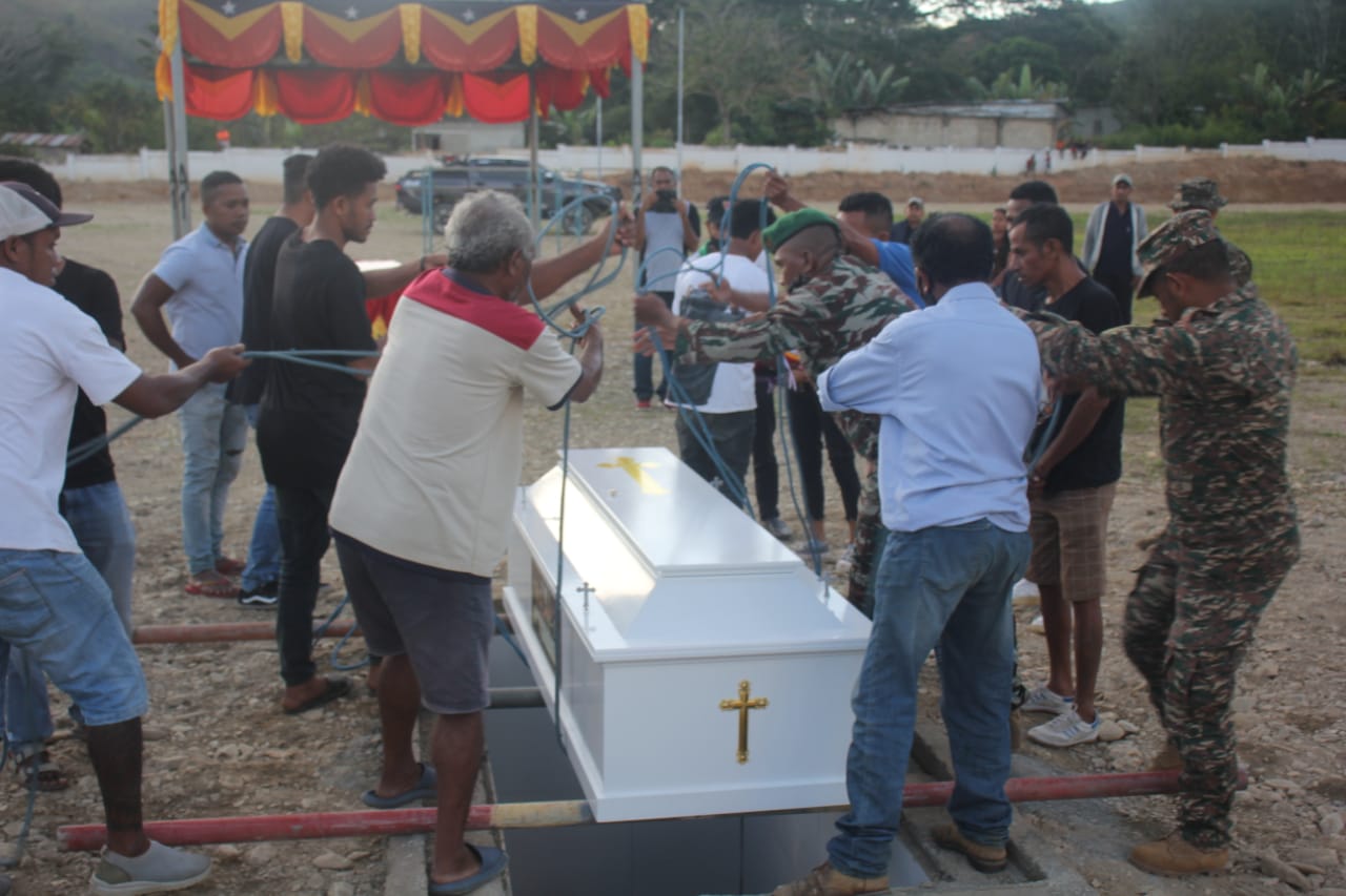 Família haloot saudozu Alvaro Castro ‘Namkari’ iha jardim Herois Pátria Aileu