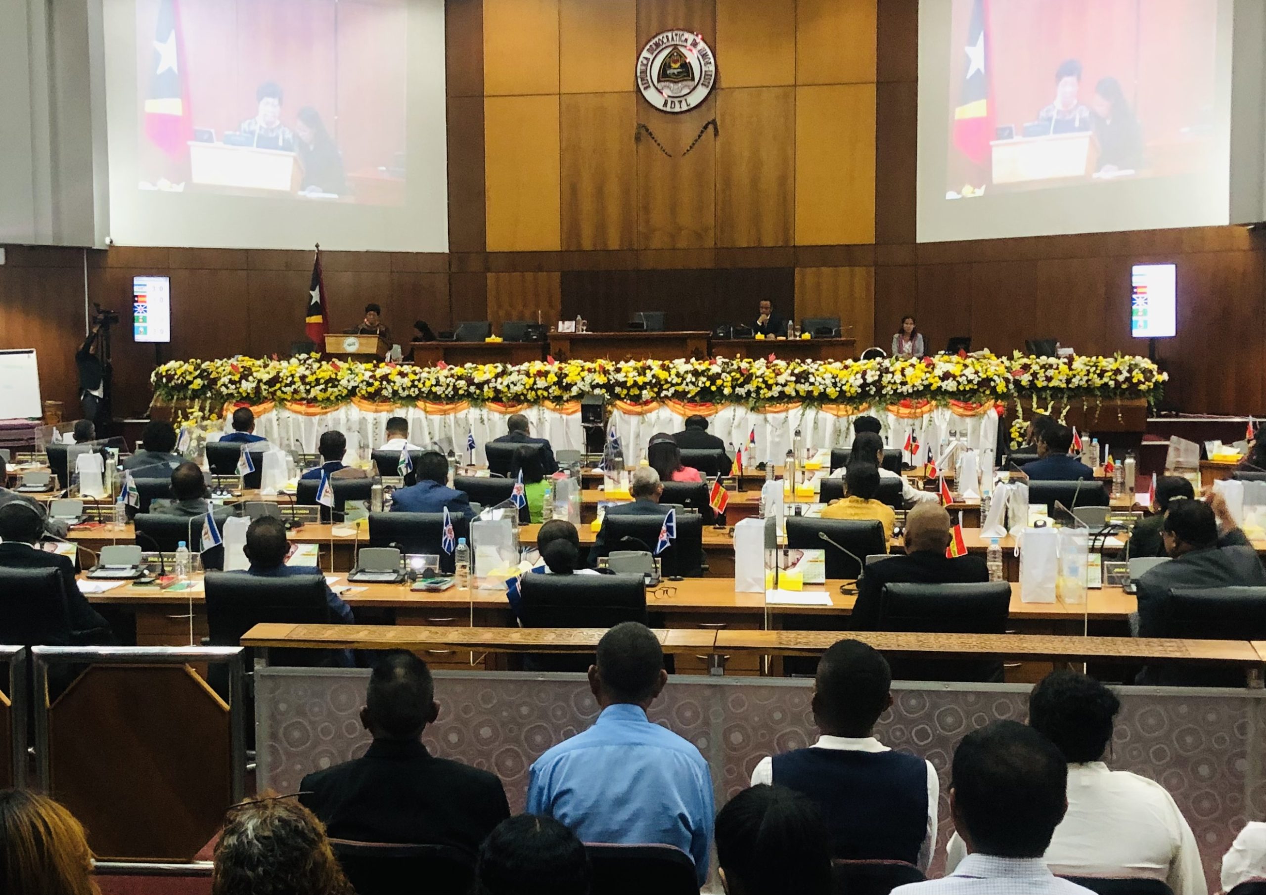 Governasaun demokrátika permite ko-ezisténsia forsa polítika governativa- opozisaun konstrutiva