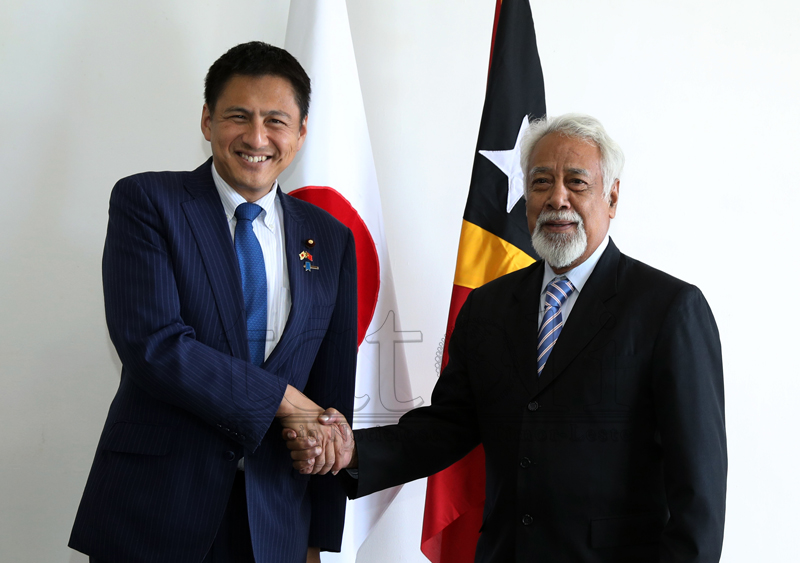 Ministru Negósiu Estranjeiru Japaun hasoru Xanana entrega karta felisitasaun