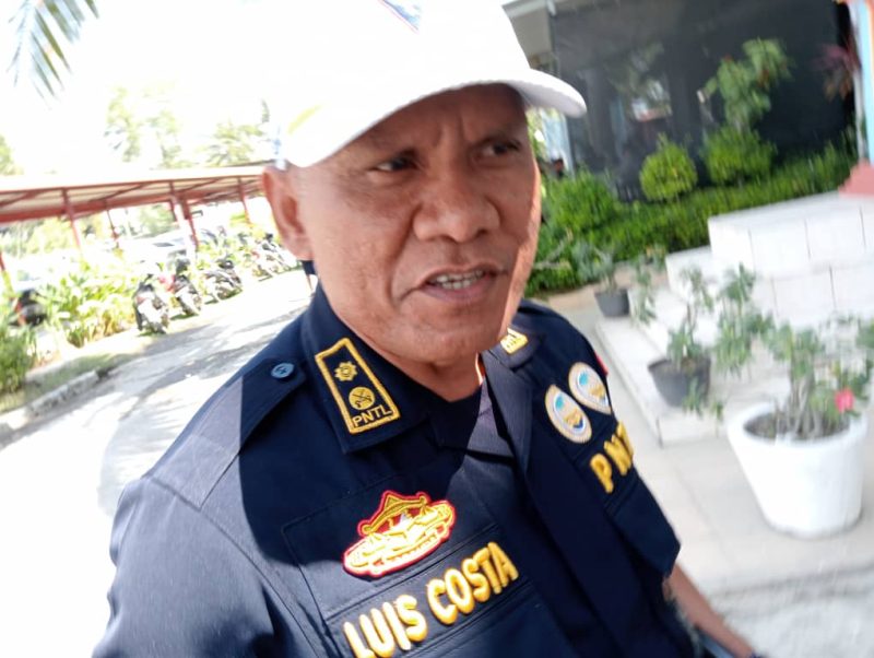 Motorista mikrolete no taksi tenke obedese ba regra hodi uza uniforme