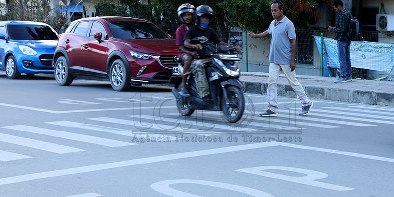 FOTO ATUÁL: Maske ema la’o-ain atravesa hela ‘Zebra cross’ maibé motorista-kondutór nafatin halai
