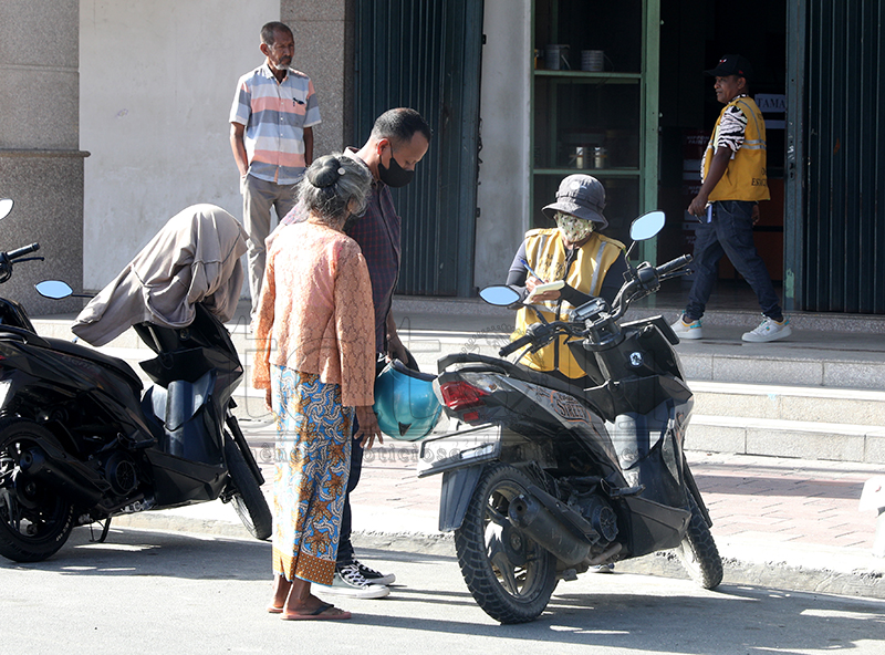 FOTO ATUÁL: Atividade rekolla taxa ba estasionamentu transporte públiku iha Dili