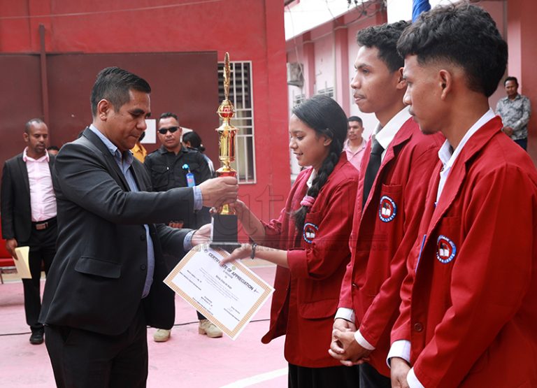 Entrega Sertifikadun Estudante UNDIL
