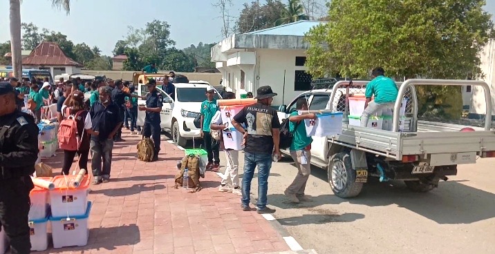 Ekipa responsável hahú distribui materiál eleisaun komunitária ba sentru votasaun