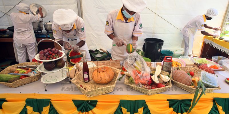 FOTO ATUÁL: Konkursu te’in entre estudante universitáriu sira
