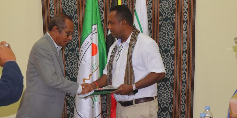 Komisaun Tranzisaun simu ona relatóriu hosi Autoridade RAEOA