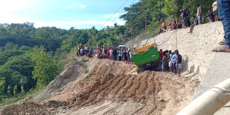 MOP ajudika direta Empreza Don Boaventura reabilita estrada Lugatoi ne’ebé kuaze kotu