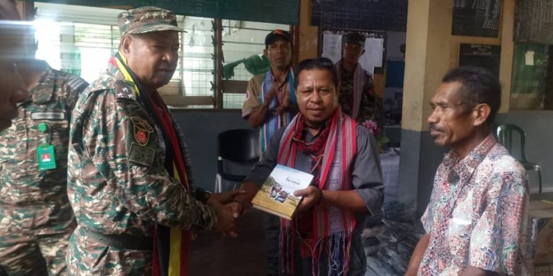 Xefe Estadu Maiór Jenerál F-FDTL apoia matérial didátika ba eskola haat iha Oé-Cusse