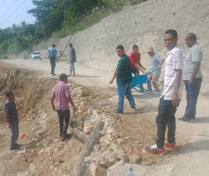 Funsionáriu Viqueque ho inisiativa aterru dalan Lugatoi ne’ebé kuaze kotu