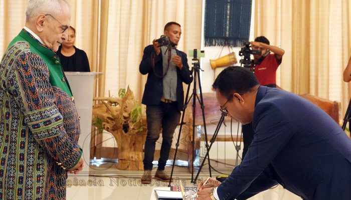 FOTO ATUÁL: Ministru justisa foun simu pose husi Xefe Estadu