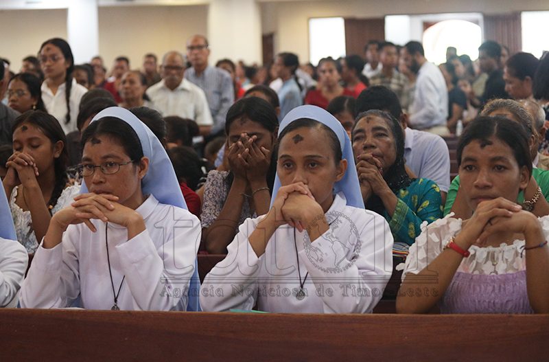 FOTO ATUÁL: Selebrasaun Kuarta-feira Sinzas iha katedrál Dili