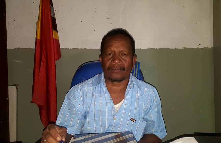 Estudante 90 resin turma ida, NKS persiza sala de aula