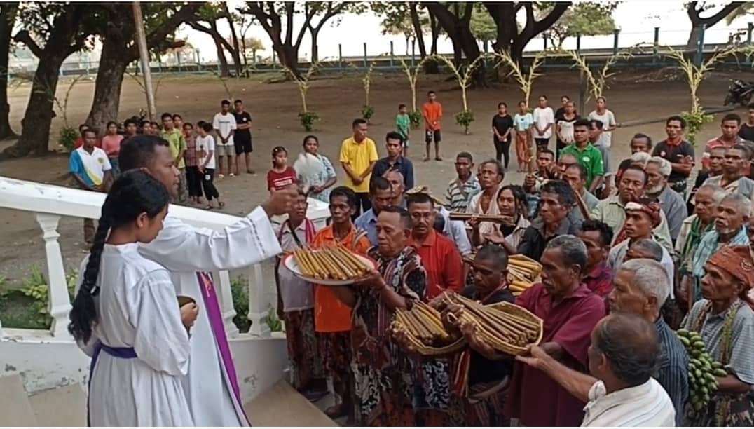 Lian-na’in Oé-Cusse oferta lilin hodi husu matak malirin ba Senhor de Morto