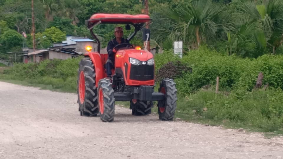 Hasa’e produsaun rai-laran, MAPPF distribui tratór unidade haat ba munisípiu Viqueque