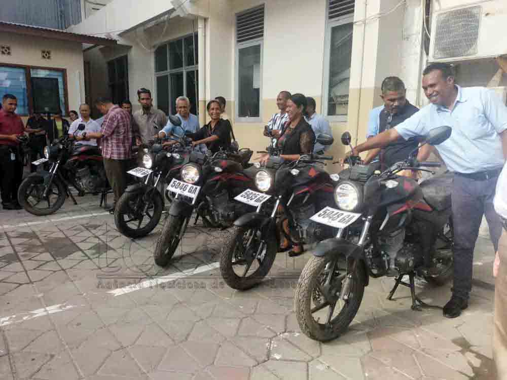 FOTO ATUÁL: Distribuisaun motorizada, komputadór no impresór ba EBC iha TL