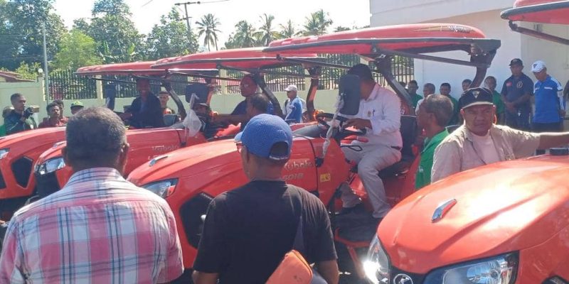 Ministru Marcos ofisialmente entrega tratór  haat ba PAM Viqueque 