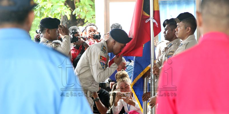 FOTO ATUÁL: Membru UPM rein bandeira RDTL hafoin entrega atributu