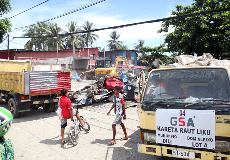 FOTO ATUÁL: Governu hasai komunidade ne’ebé okupa espasu públiku iha Ai-tarak laran