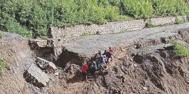 Xefe suku sira husu Autoridade RAEOA hadi’a estrada ne’ebé estragu