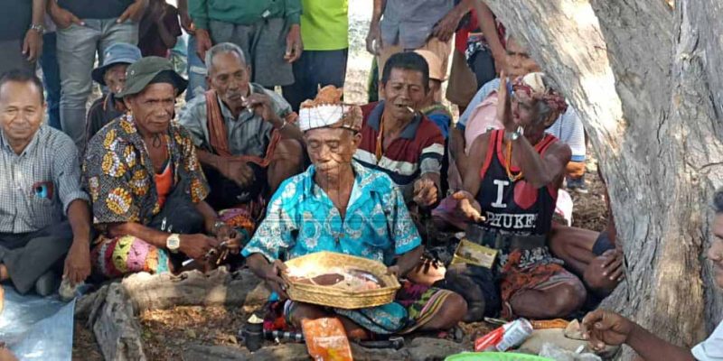 FOTO ATUÁL: Seremónia rituál molok lansamentu produsaun masin iha lagoa Maesmone
