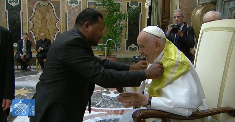 Ary Bargon reprezenta Kontinente Ázia tara tais ba Papa Francisco iha Vatikanu